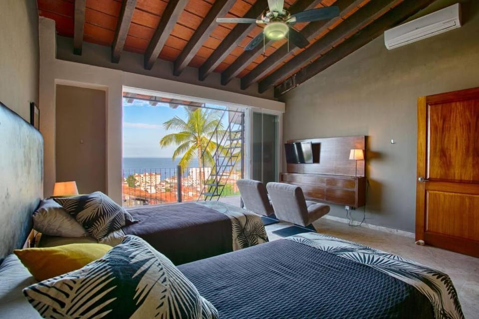 Stunning Ocean Views, Villa Ecuador, Centrally located House in Puerto Vallarta