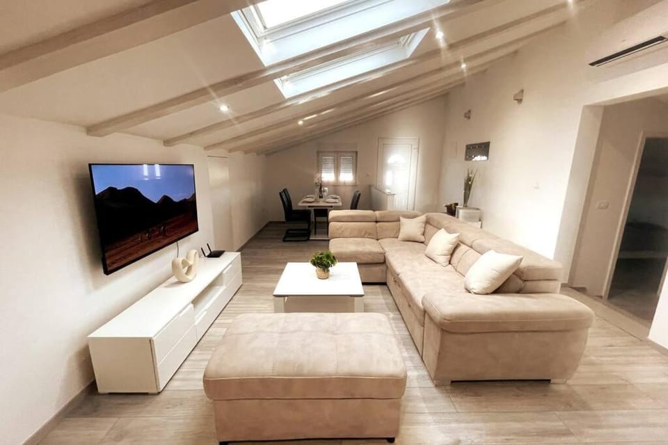 Communal lounge/ TV room, TV and multimedia, Living room, Seating area