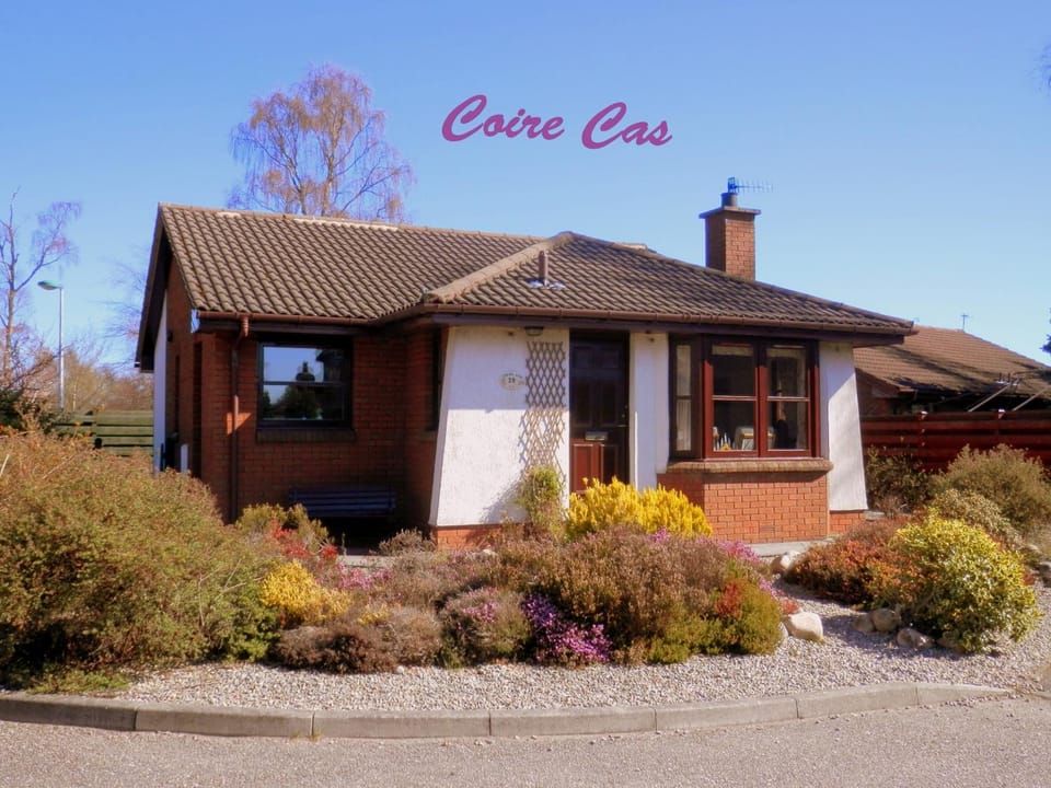 Facade/entrance, Neighbourhood, Natural landscape, Garden, Garden, Autumn, On site, Garden view, Mountain view, Street view