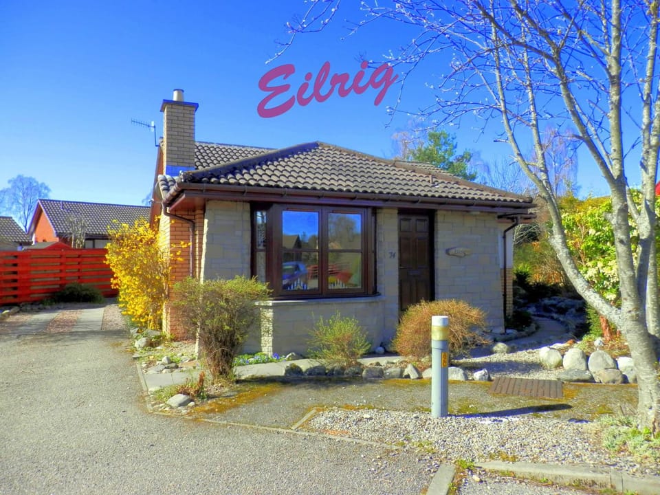 Facade/entrance, Neighbourhood, Natural landscape, Garden, Garden, On site, Garden view, Mountain view, Street view