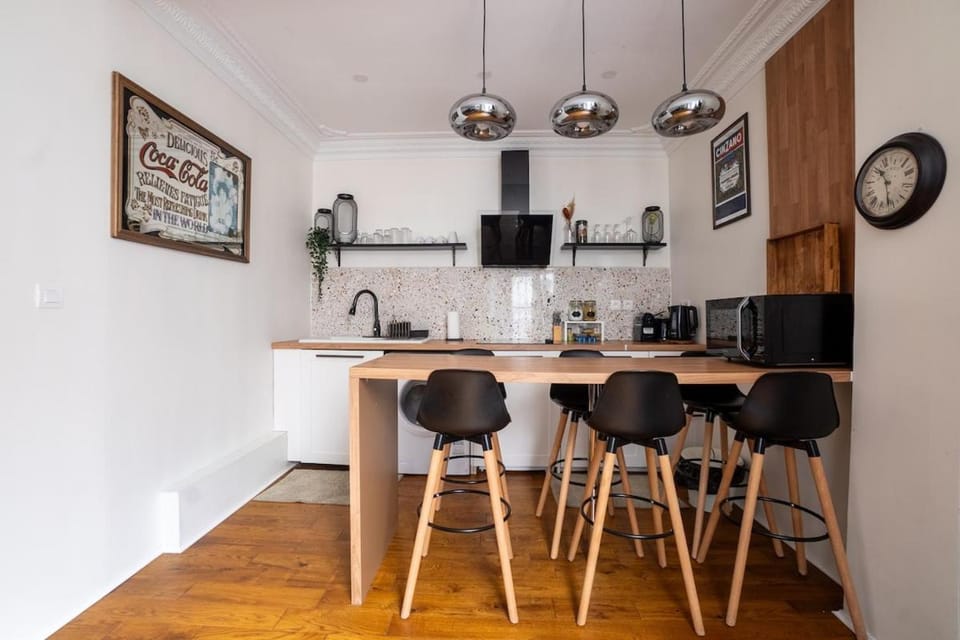 Kitchen or kitchenette, Dining area