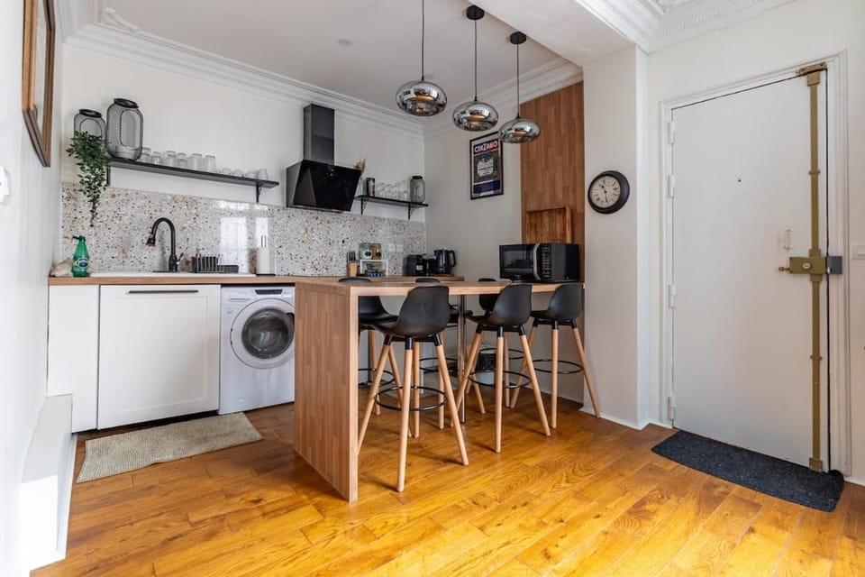 Kitchen or kitchenette, Dining area