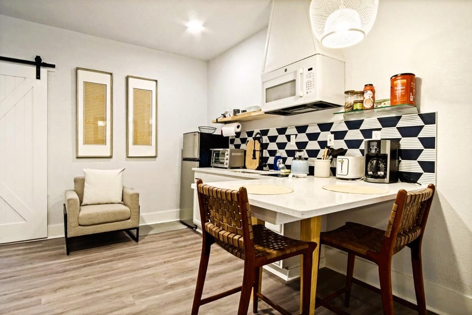 Coffee/tea facilities, Dining area, microwave