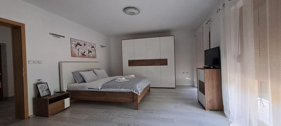 Bed, TV and multimedia, Photo of the whole room, wardrobe