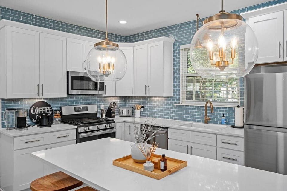 House on Cora - Sleeps 10 Hot Tub & Walk to Main House in Fredericksburg
