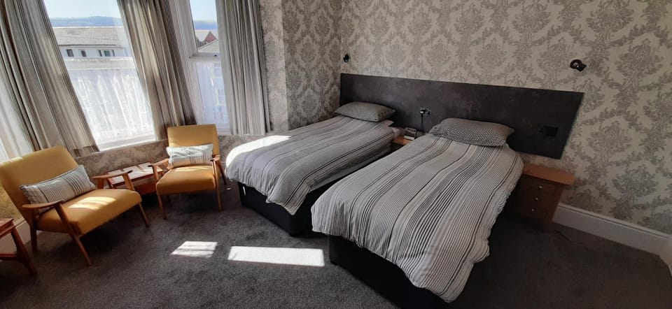 Bed, Photo of the whole room, Seating area, Bedroom