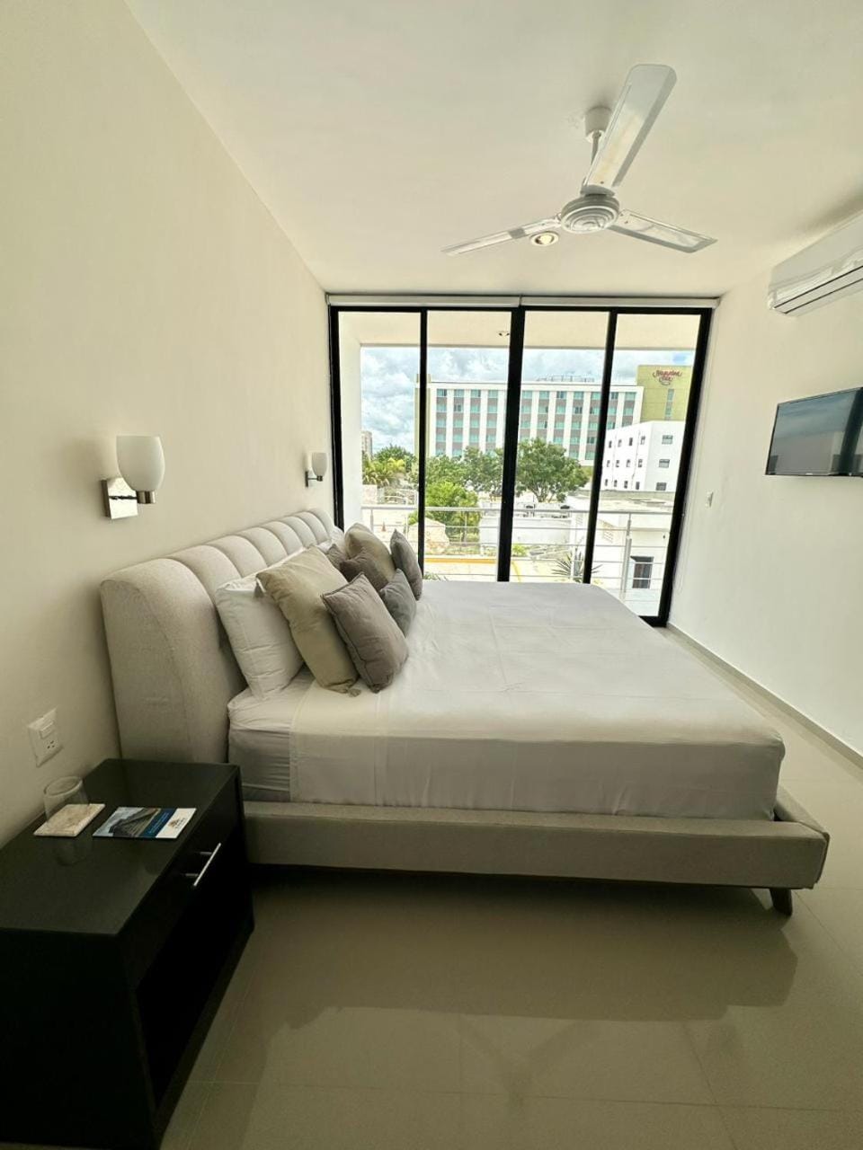 Photo of the whole room, Bedroom