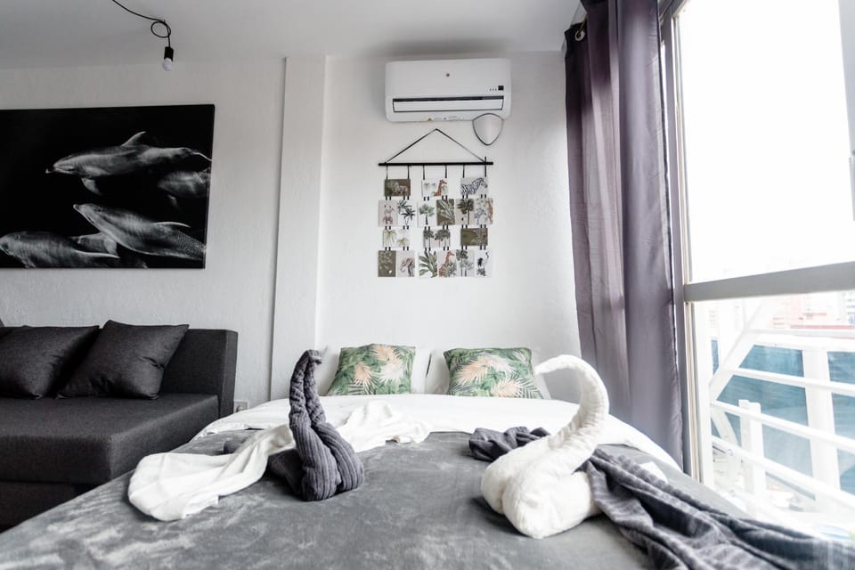 Bed, towels, air conditioner