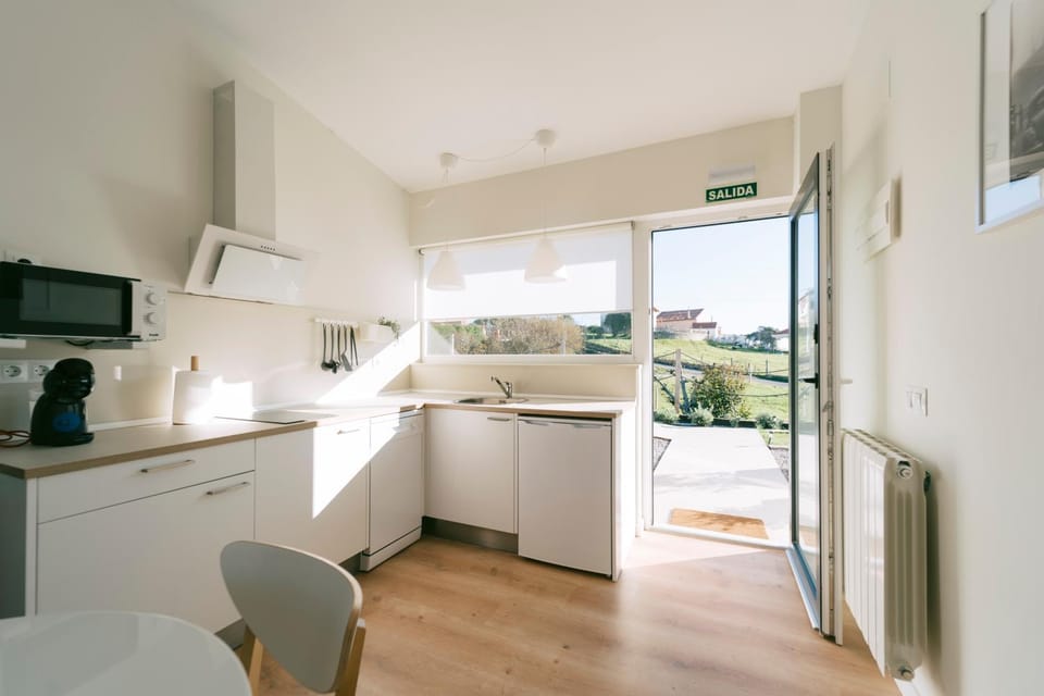 Kitchen or kitchenette, Garden view