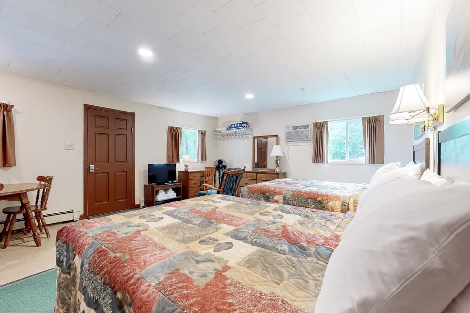 Riverbank Connecting Motel Rooms 9 & 12 Apartment in Woodstock