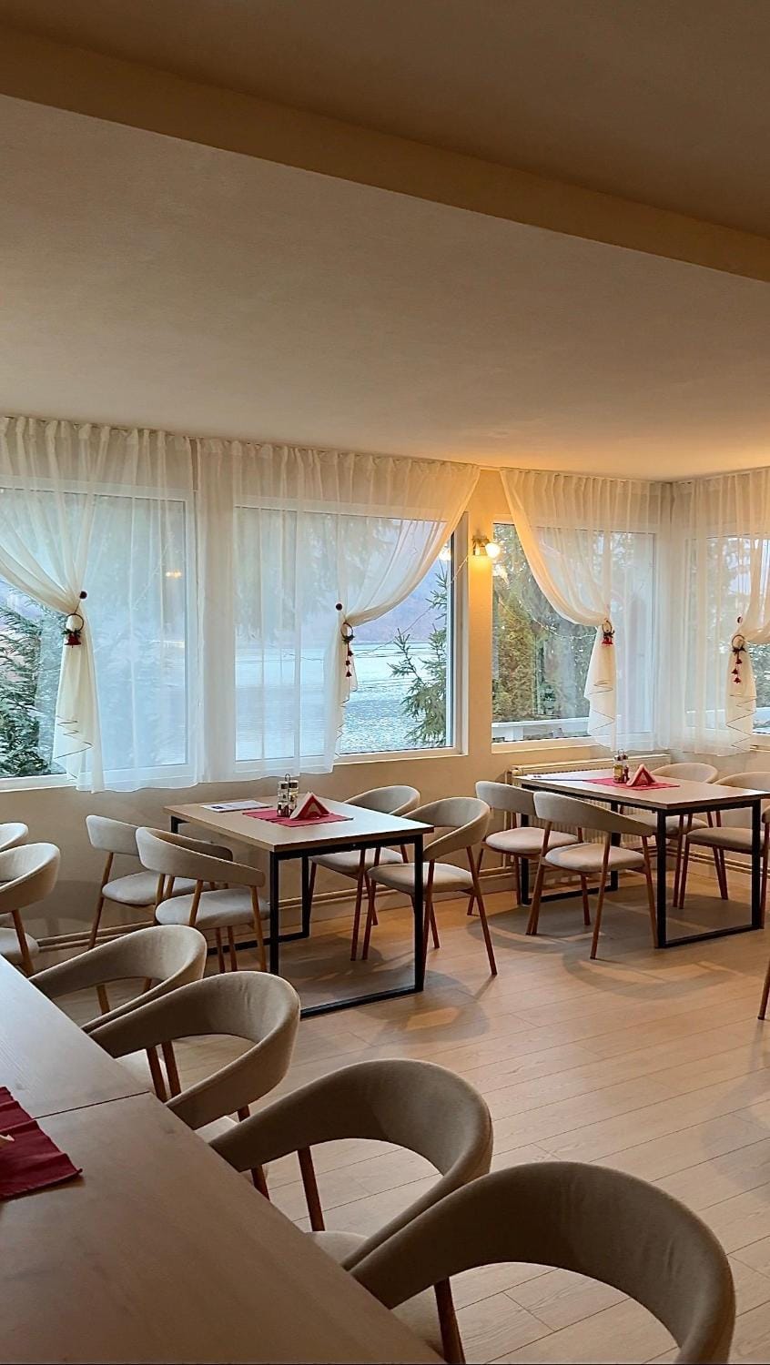 Restaurant/places to eat, Dining area, Breakfast