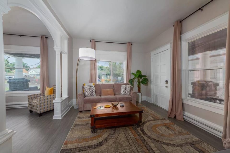 Renovated 1 Bed 1 Bath KING BED Near Downtown Apartment in Spokane