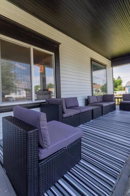 Renovated 1 Bed 1 Bath KING BED Near Downtown Apartment in Spokane