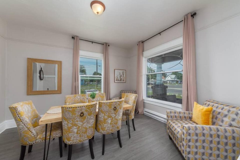 Renovated 1 Bed 1 Bath KING BED Near Downtown Apartment in Spokane