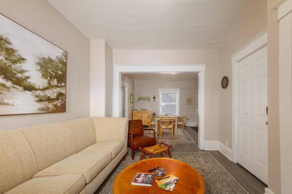 Historic 2 KING BED 1 Bath Near Downtown Spokane Apartment in Spokane