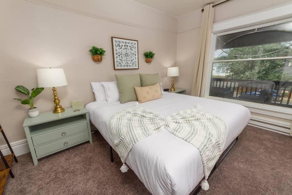 Historic 2 KING BED 1 Bath Near Downtown Spokane Apartment in Spokane