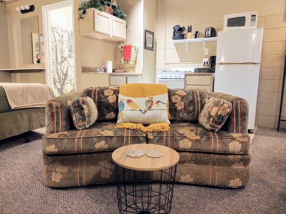 #02 - Unique Lakeside Studio Cottage- Pet Friendly House in Rockwell