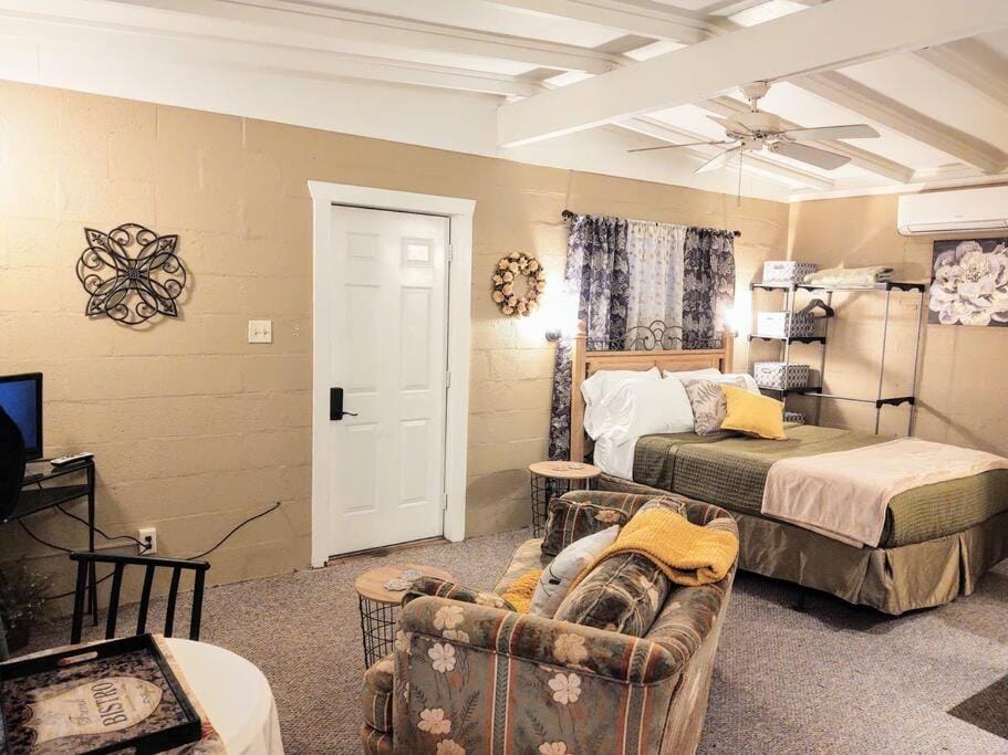 #02 - Unique Lakeside Studio Cottage- Pet Friendly House in Rockwell