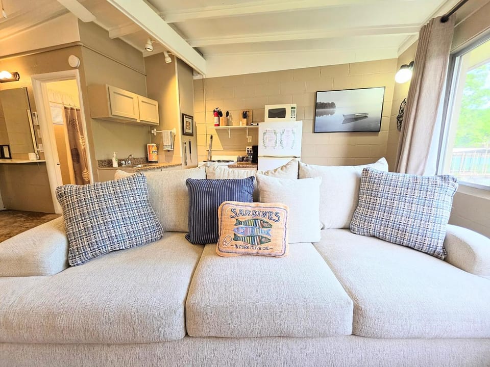 #02 - Unique Lakeside Studio Cottage- Pet Friendly House in Rockwell