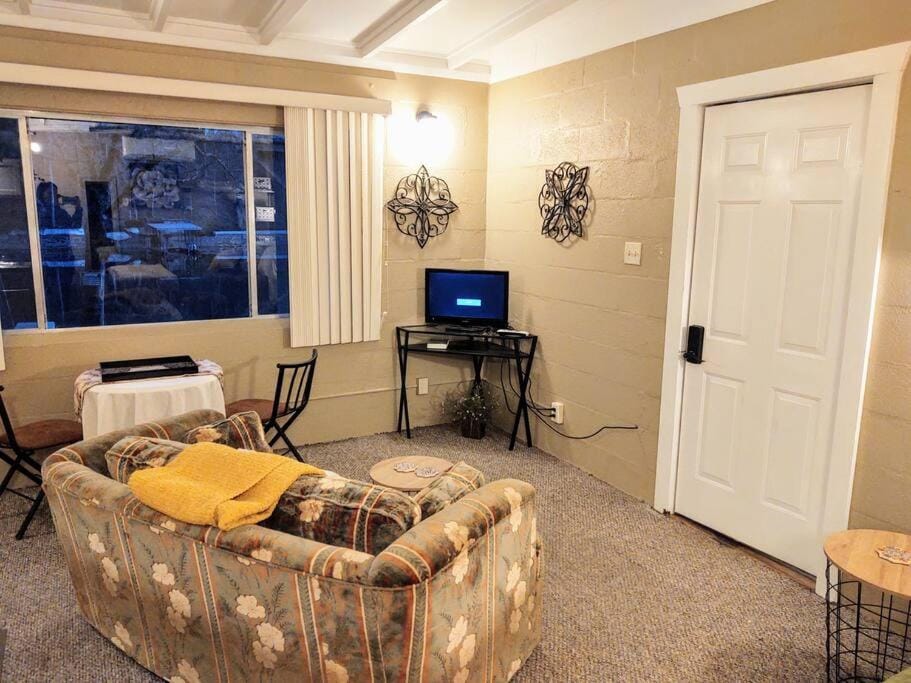 #02 - Unique Lakeside Studio Cottage- Pet Friendly House in Rockwell