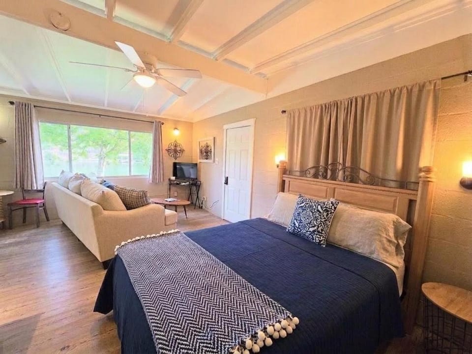 #02 - Unique Lakeside Studio Cottage- Pet Friendly House in Rockwell