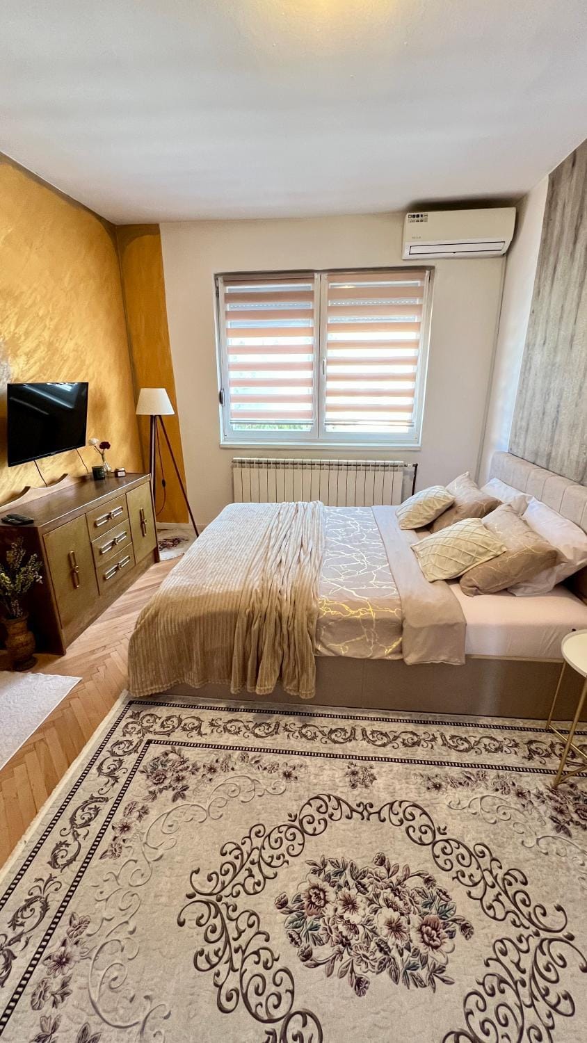 Bed, TV and multimedia, Photo of the whole room, Decorative detail, Bedroom, air conditioner