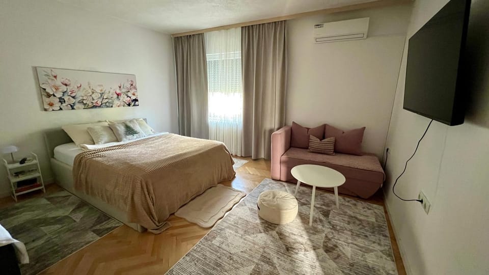 Bed, TV and multimedia, Photo of the whole room, Bedroom, air conditioner