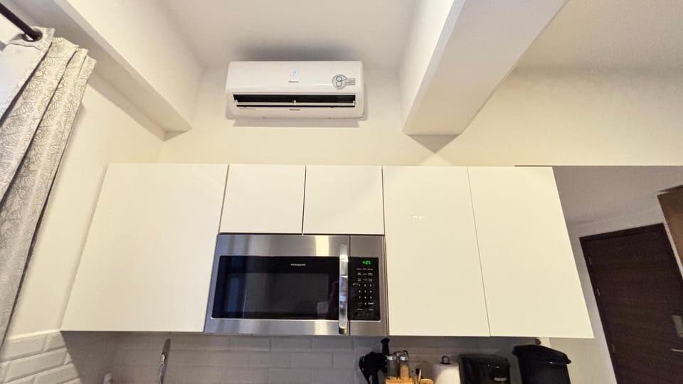 Kitchen or kitchenette, air conditioner