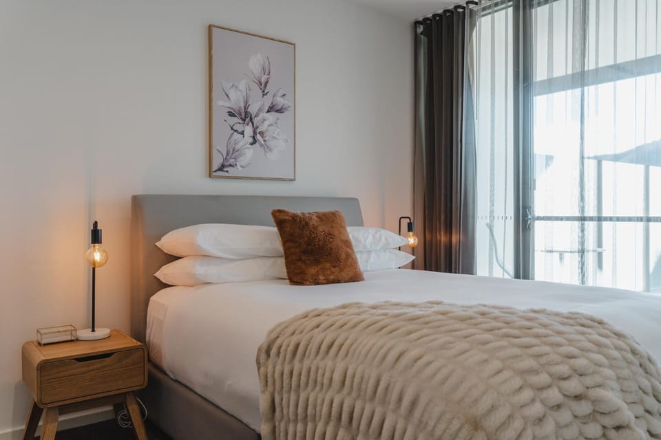 Central 1-Bed with Balcony, Rooftop BBQ & Parking Apartment in Canberra