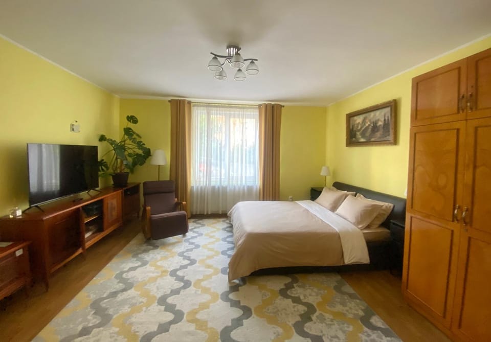 Bed, TV and multimedia, Bedroom, wardrobe