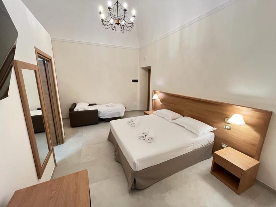 Bed, TV and multimedia, Photo of the whole room, Seating area, Bedroom, towels, wardrobe