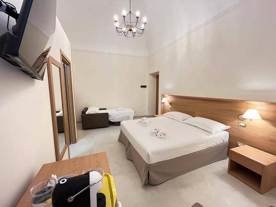 Bed, TV and multimedia, Photo of the whole room, Evening entertainment, Bedroom, towels