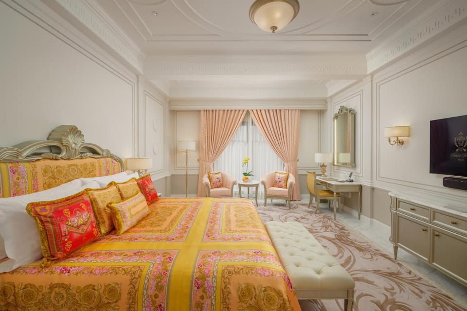 Communal lounge/ TV room, Bed, TV and multimedia, Photo of the whole room, Seating area, Bedroom