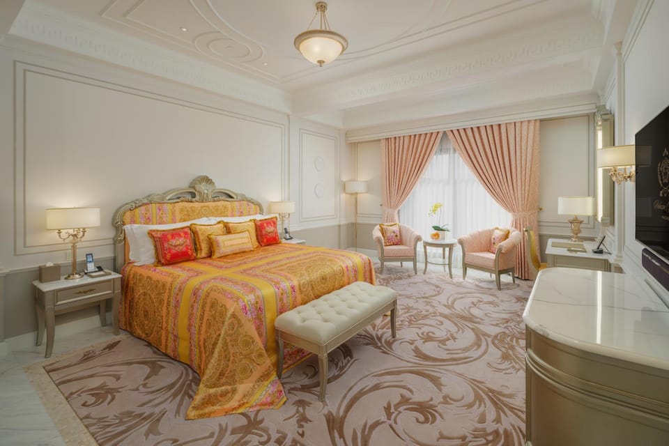 Bed, Photo of the whole room, Seating area, Bedroom