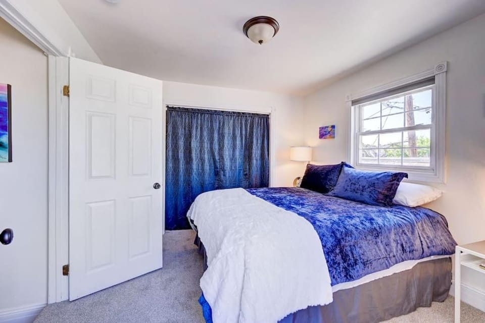 Bed, Photo of the whole room, Bedroom, wardrobe