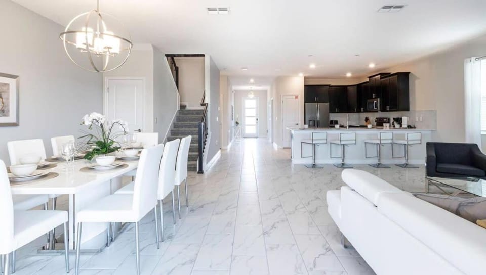 Getaway Delight-8 Bedrooms, Pool & Great Location House in Four Corners