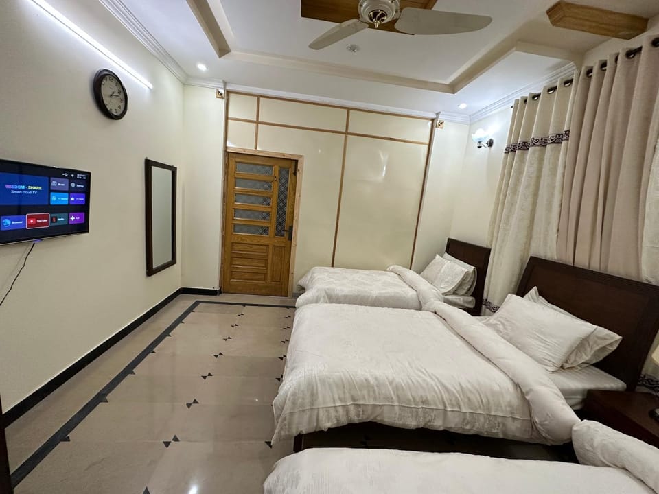 Bed, TV and multimedia, Photo of the whole room, Bedroom, fireplace, air conditioner