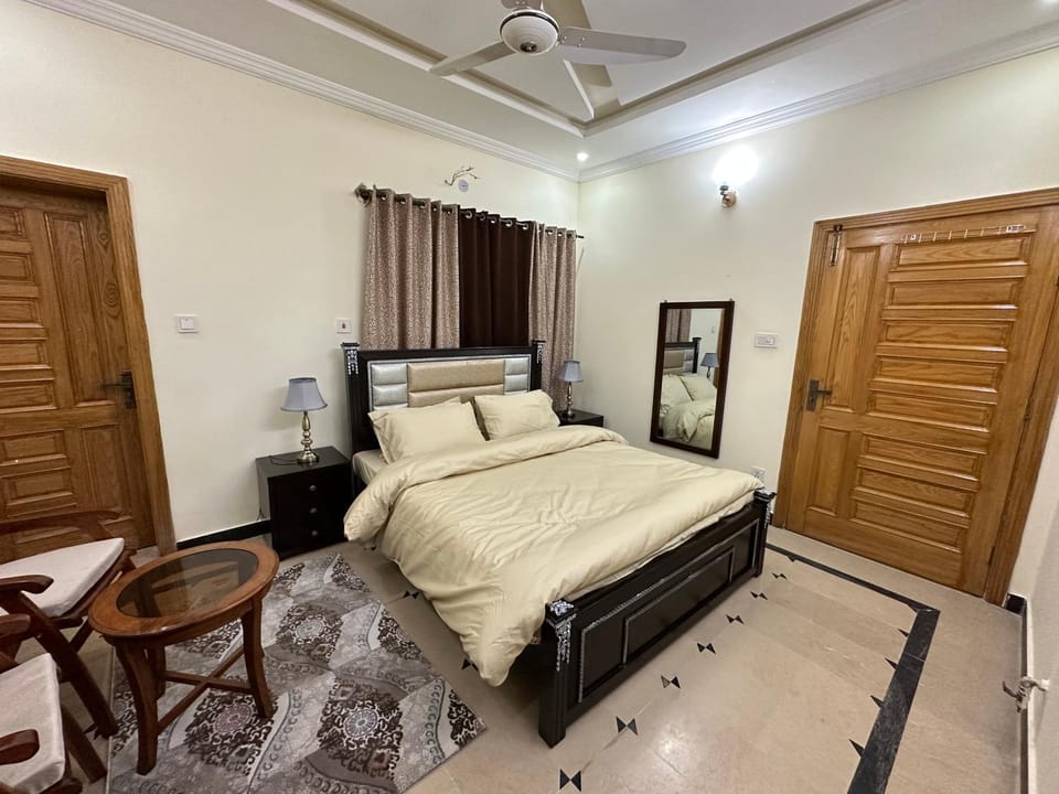 Bed, Photo of the whole room, Seating area, Bedroom, wardrobe