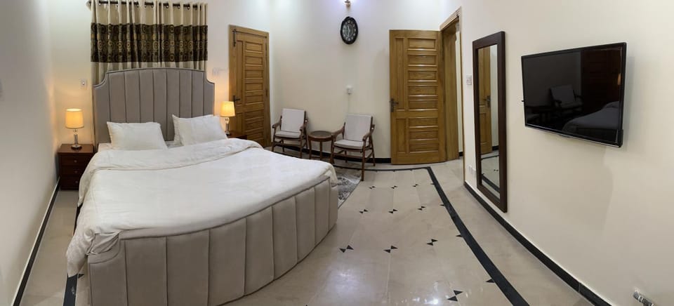 Bed, TV and multimedia, Photo of the whole room, Bedroom, hair dresser
