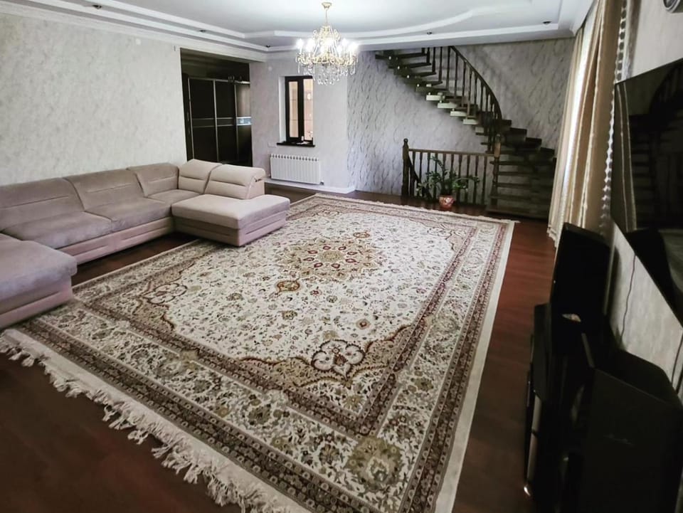 Bed, TV and multimedia, Living room, Photo of the whole room, Seating area
