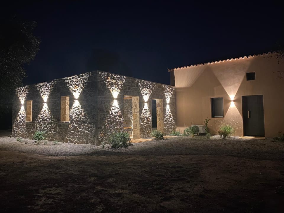 Facade/entrance, Night