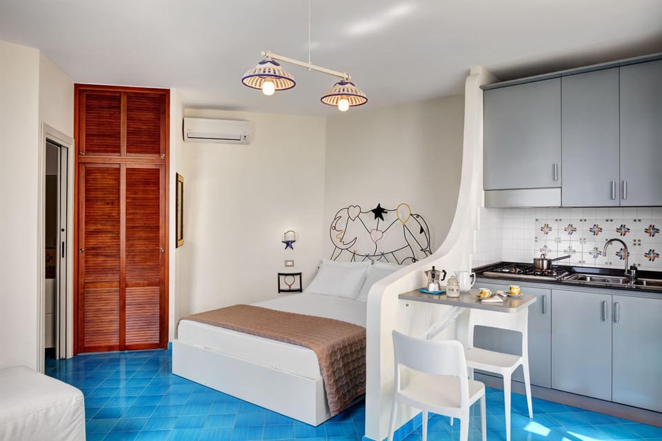 Bed, Bedroom, kitchen