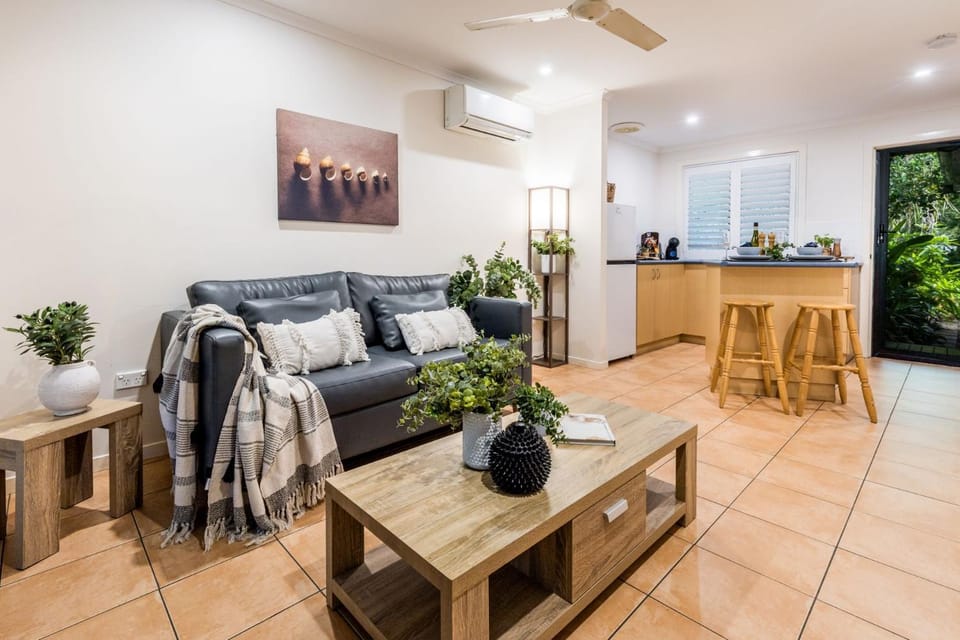 Kitchen or kitchenette, Living room, Seating area, air conditioner