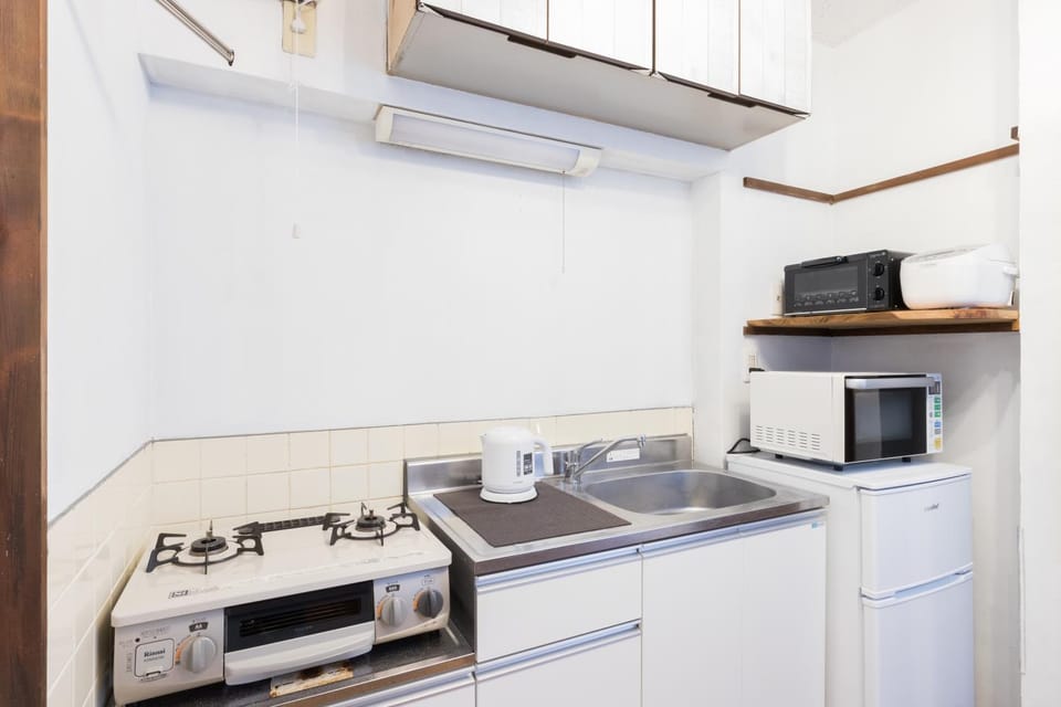 Kitchen or kitchenette, minibar, stove, toaster