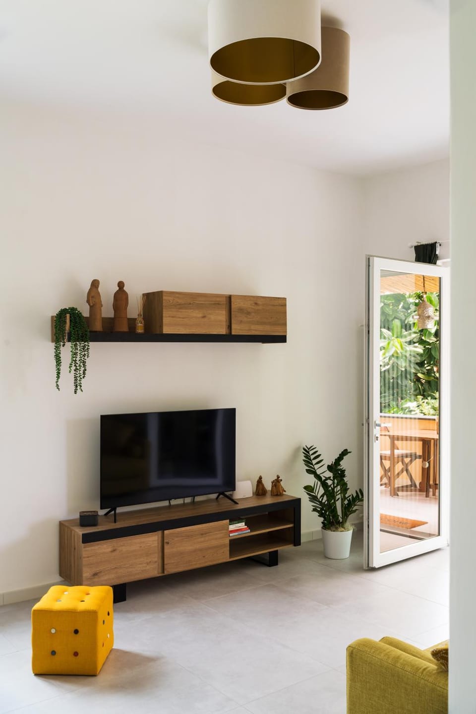 TV and multimedia, Living room, Seating area, Evening entertainment