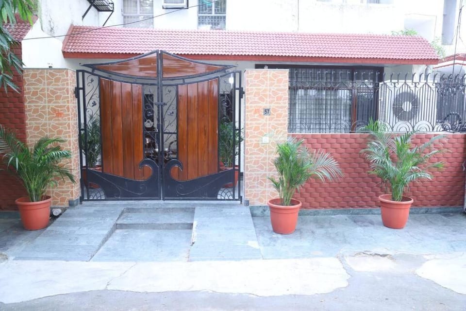Property building, Facade/entrance, Day