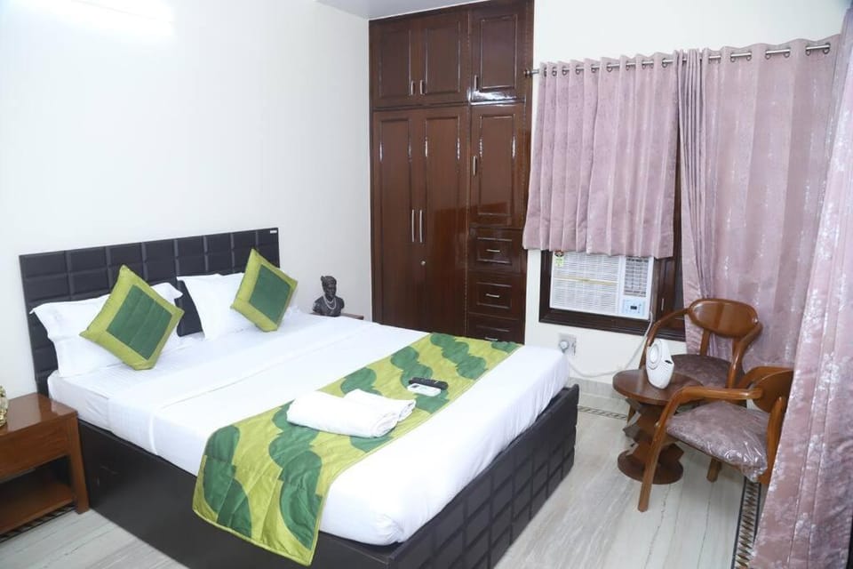 Bed, Living room, Photo of the whole room, Seating area, Bedroom, wardrobe