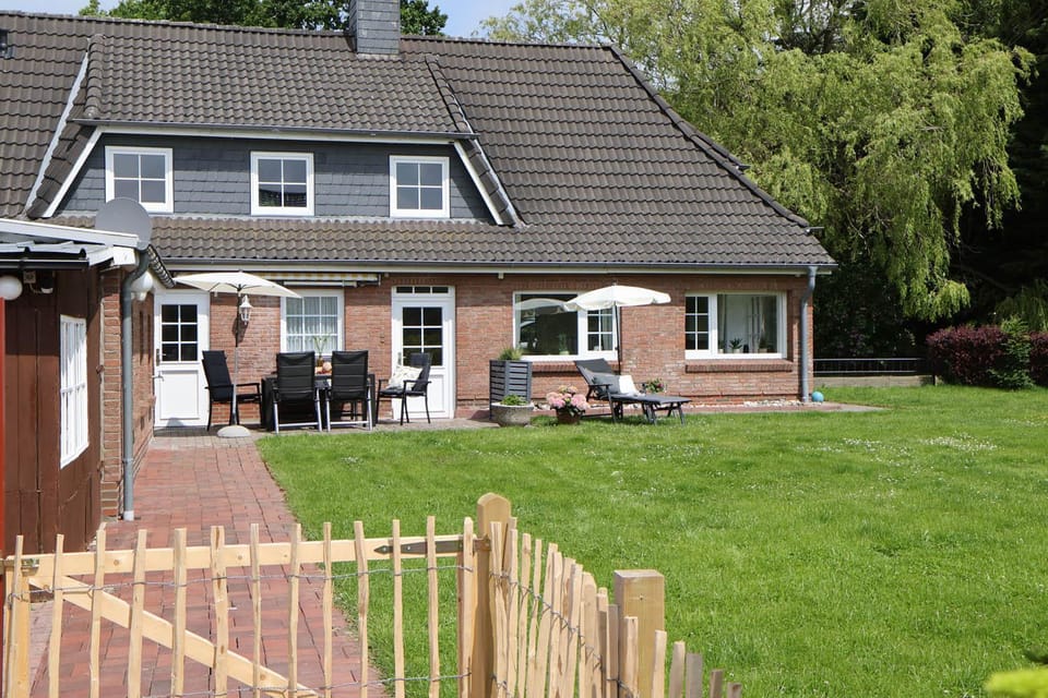 Property building, Patio, Spring, Garden, Garden view