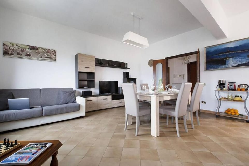 TV and multimedia, Seating area, Dining area
