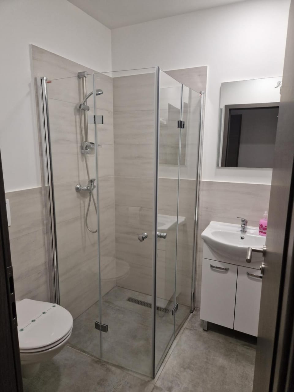 Shower, Toilet